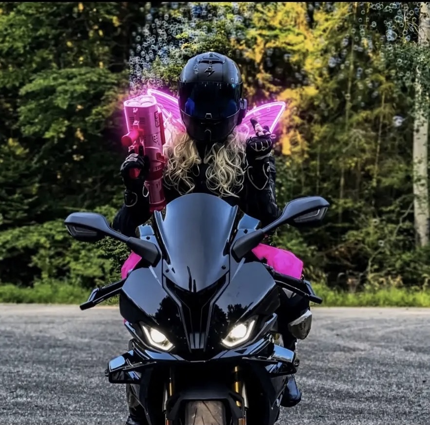 Biker-Bildvorlage mit Helm, Motorrad und pinken Akzenten