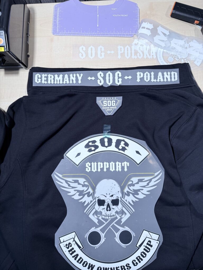 Positionierungstest mit deutschem und polnischem SOG-Logo auf einer Stehkragenjacke