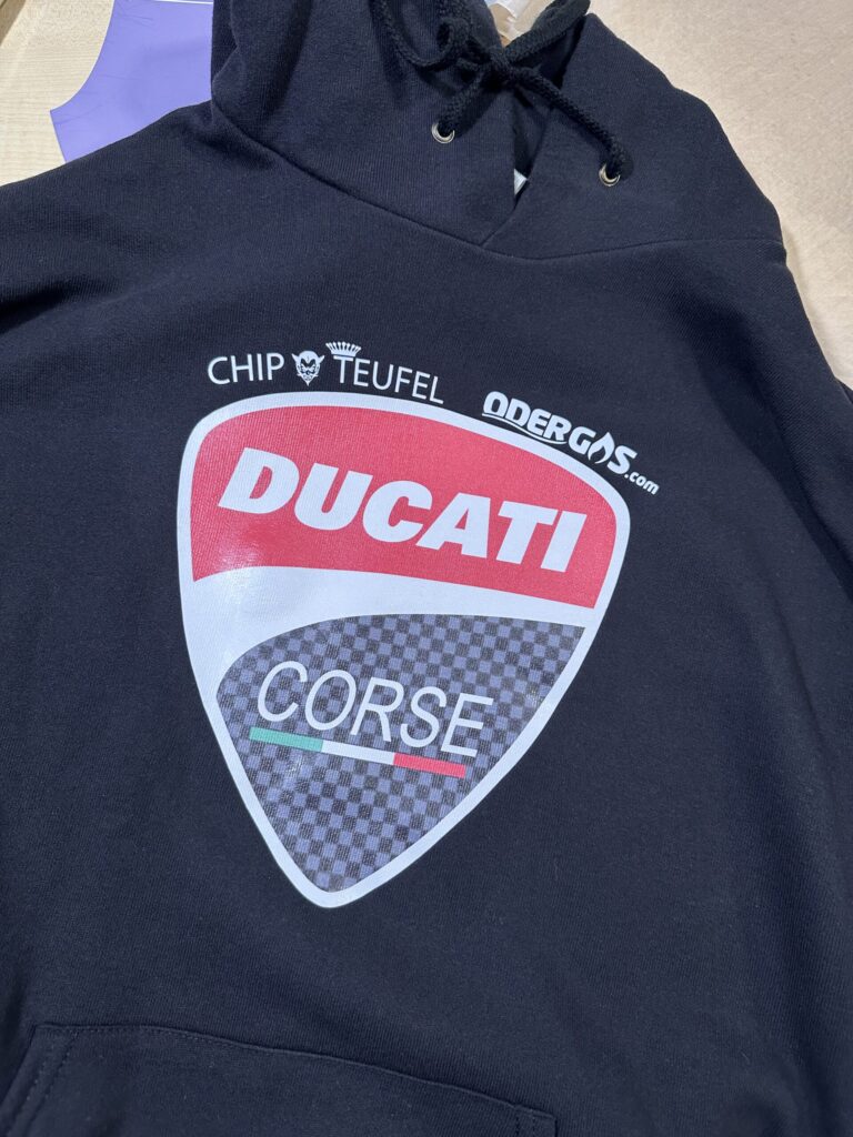 Vorhandenes Ducati-Shirt mit zusätzlich angebrachtem Chipteufel-Unternehmenslogo